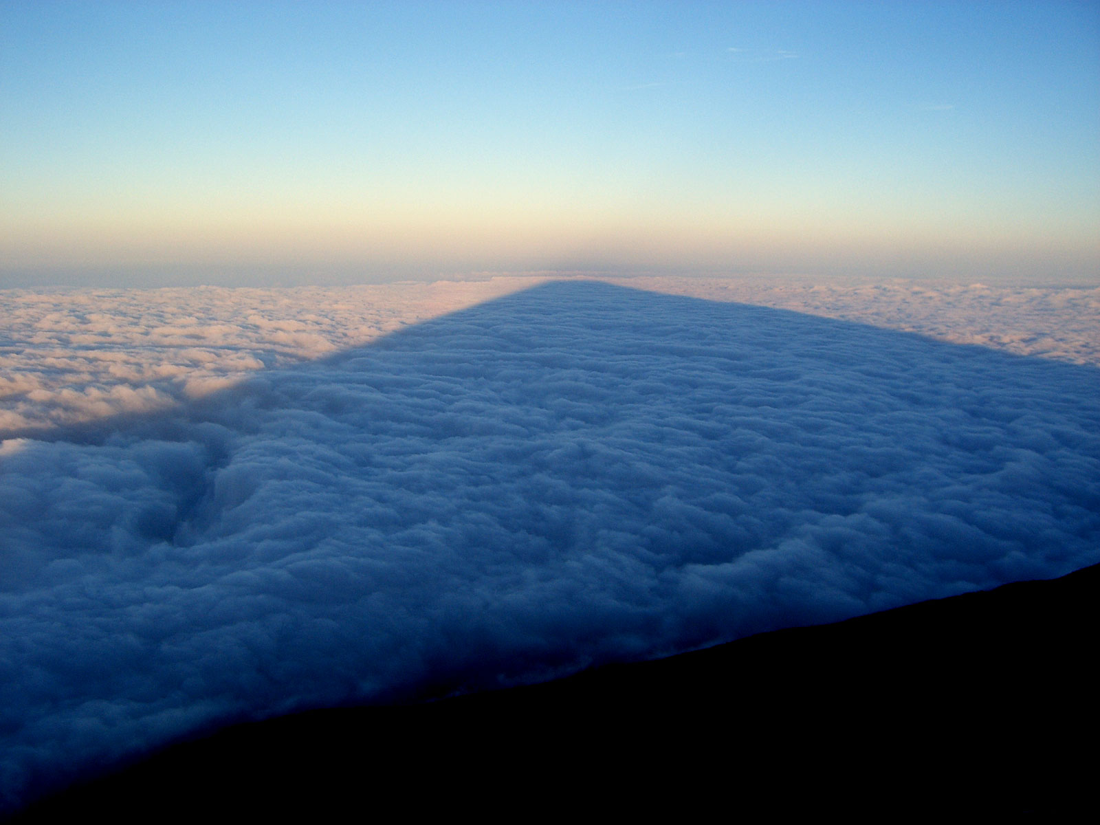 雲に映る富士山の影｜壁紙
