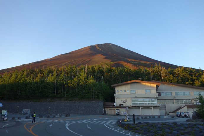 富士山五合目から見た早朝の富士山