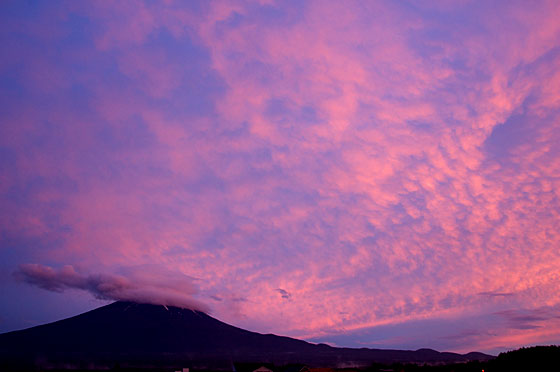 夕日に染まる富士山と雲