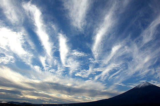 富士山と変わった雲