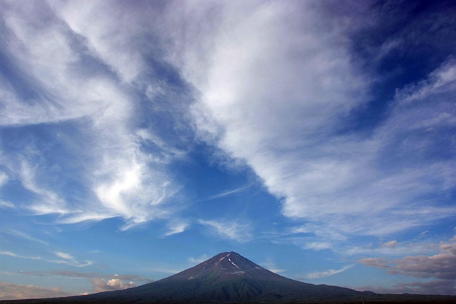 荒々しい雲と富士山