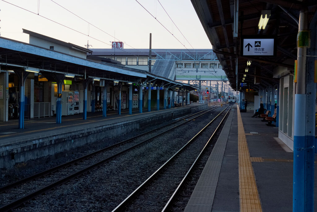 朝のJR上諏訪駅