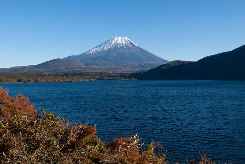 1000円札に採用されている富士山の撮影スポット本栖湖北西岸から見た富士山