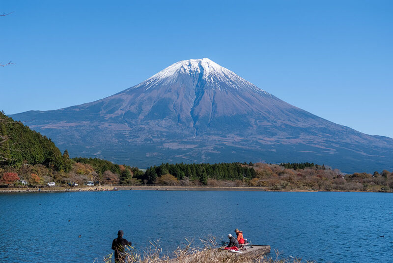 田貫湖（たぬきこ）越しに見る富士山