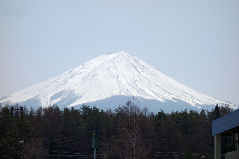 麓から富士山頂を眺める