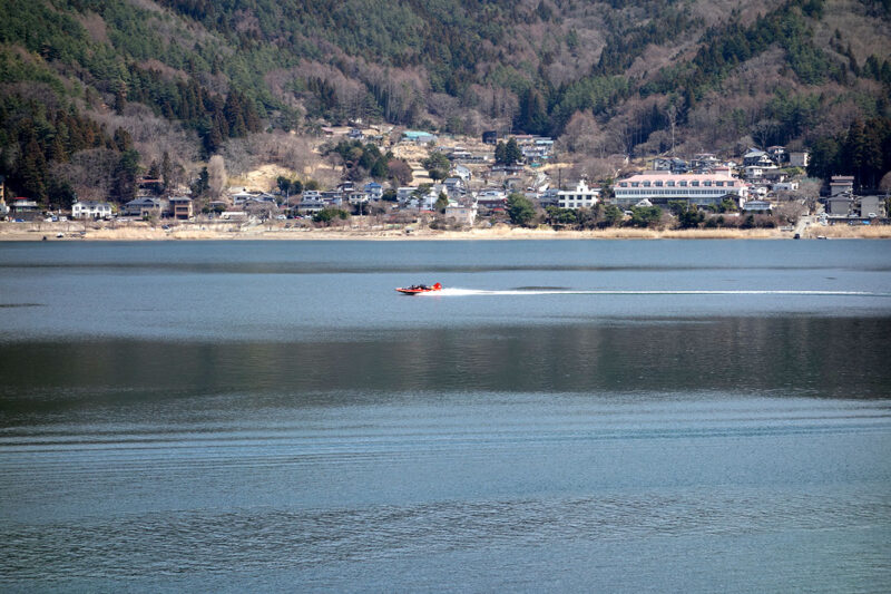 河口湖を走るボート