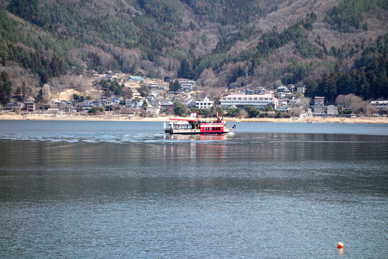河口湖を走る観光船