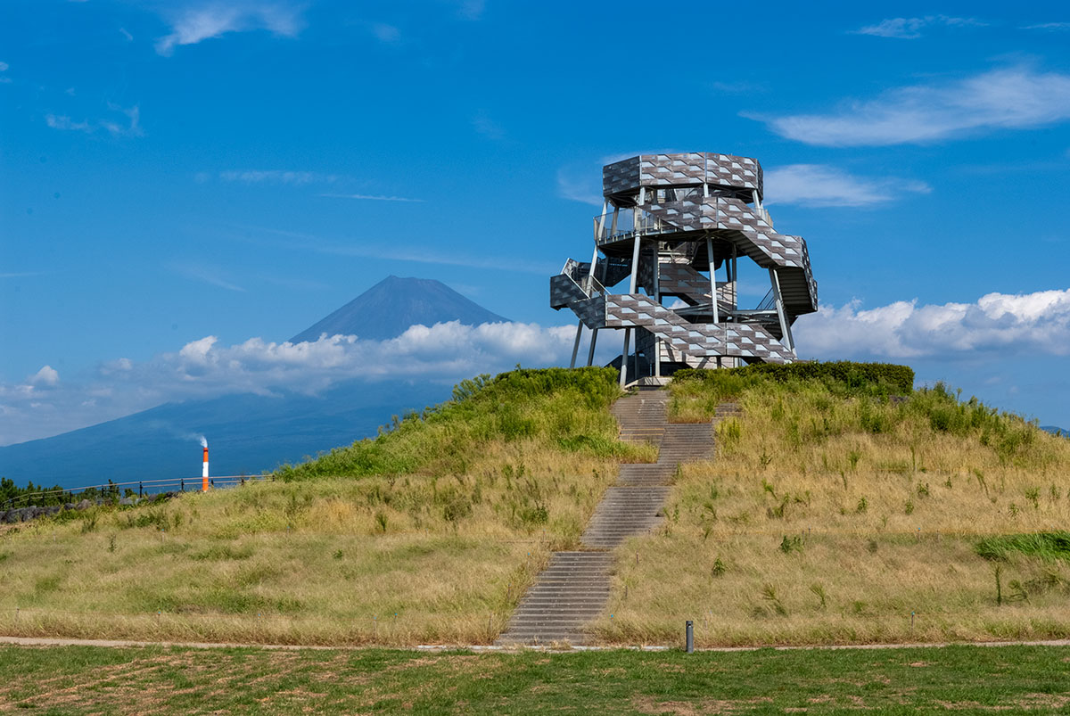 ふじのくに田子の浦みなと公園の富士山ドラゴンタワーと富士山