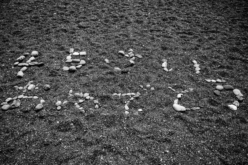 ふじのくに田子の浦みなと公園の海岸で見つけた石のメッセージ
