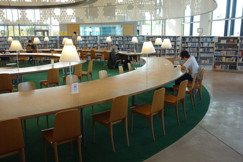 みんなの森　ぎふメディアコスモス　2F　市立図書館　心地よい空間